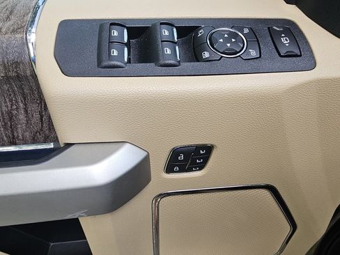 Used 2019 Ford F350 Lariat w/ Chrome Package image 17