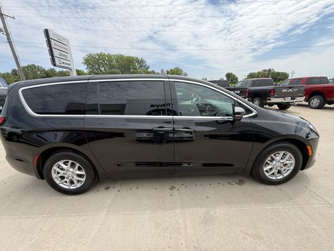 New 2027 Chrysler Pacifica Select FWD image 32