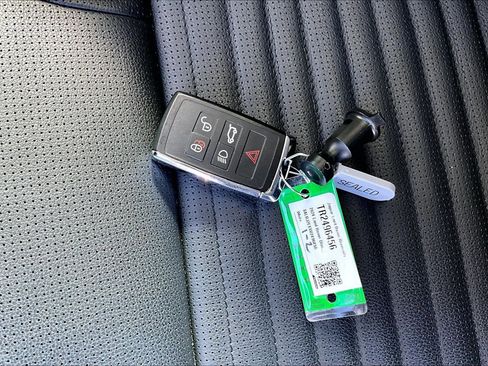 Used 2024 Land Rover Discovery S image 10