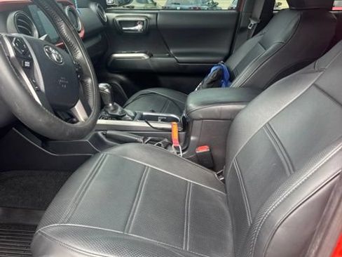 Used 2017 Toyota Tacoma TRD Sport w/ Premium & Technology Package AWD/4WD image 3