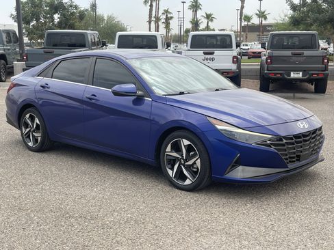 Used 2023 Hyundai Elantra Limited w/ Preferred Accessory Package FWD image 7