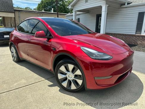 Used 2024 Tesla Model Y 2WD image 3