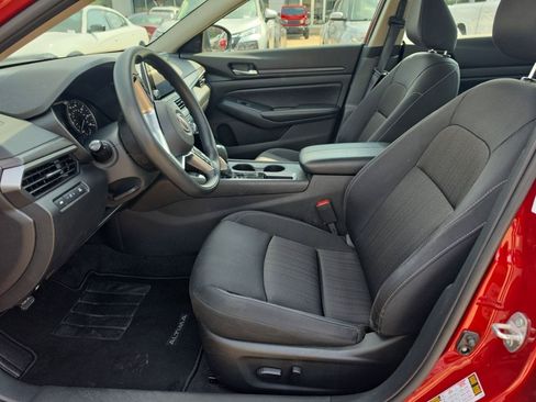Used 2025 Nissan Altima 2.5 SV FWD image 8