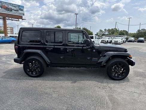 Certified 2025 Jeep Wrangler Unlimited Sahara w/ Safety Group AWD/4WD image 10