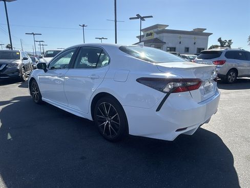 Used 2021 Toyota Camry SE FWD image 4