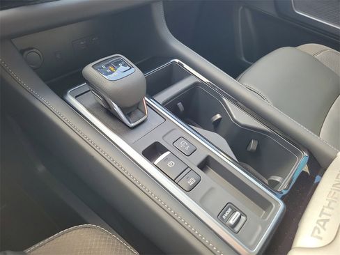 Certified 2025 Nissan Pathfinder SL image 33