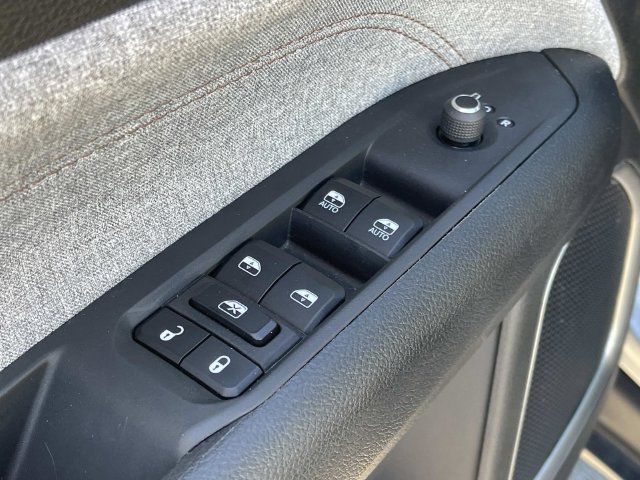 Used 2023 Jeep Compass Latitude AWD/4WD image 32