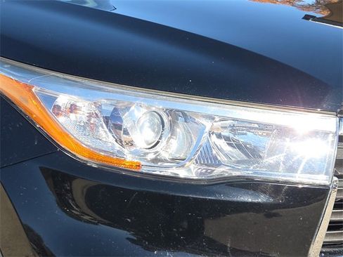 Used 2016 Toyota Highlander LE image 4