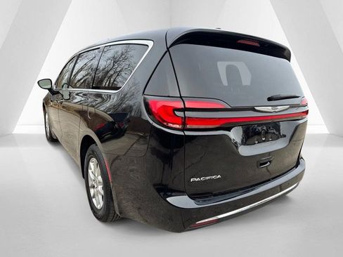 Used 2024 Chrysler Pacifica Touring-L image 6