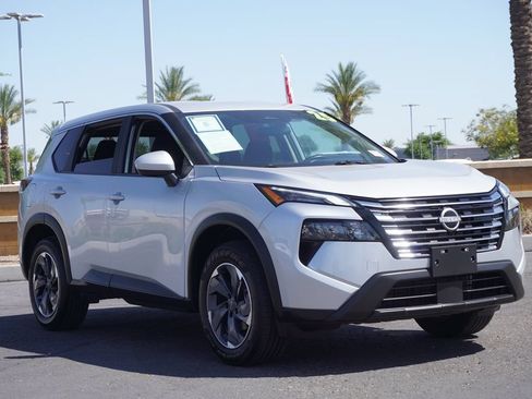 Certified 2025 Nissan Rogue SV FWD image 4