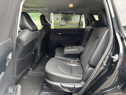 Used 2021 Toyota Highlander XLE AWD/4WD image 13