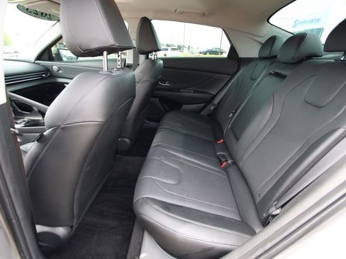 Used 2023 Hyundai Elantra Limited w/ Preferred Accessory Package FWD image 7
