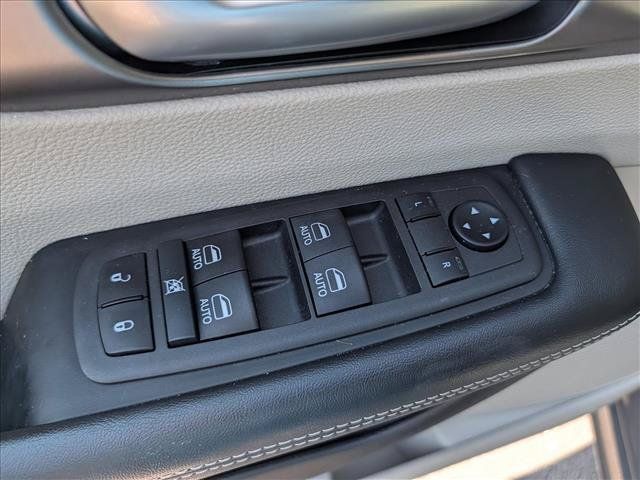 Used 2022 Chrysler Pacifica Touring-L w/ Uconnect Theater Family Group FWD image 33