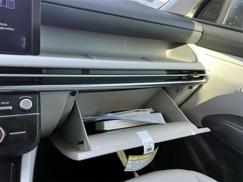 Certified 2025 Hyundai Tucson SE image 30