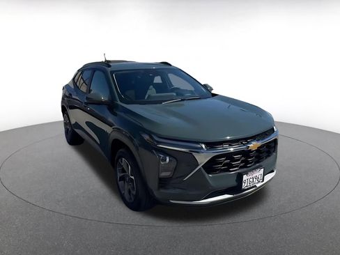 Used 2025 Chevrolet Trax LT w/ LT Convenience Package image 3