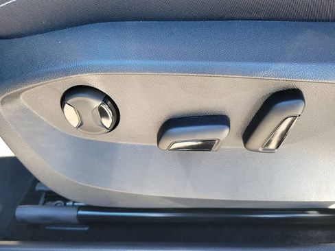 Certified 2025 Volkswagen Taos SE image 19