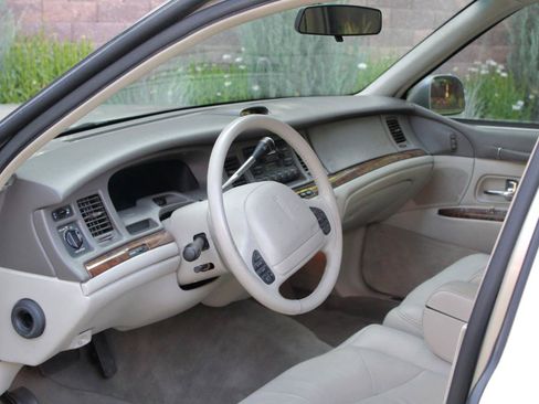 Used 1997 Lincoln Town Car Signature RWD image 7