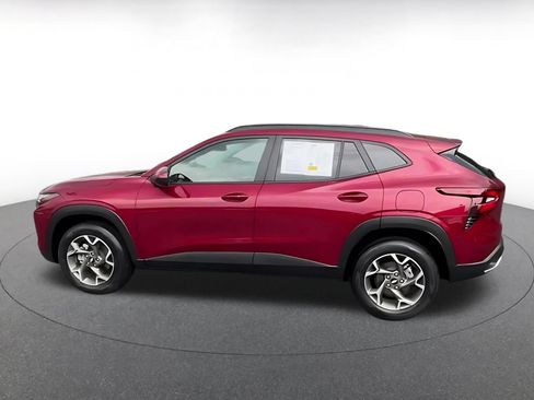 Used 2025 Chevrolet Trax LT w/ LT Convenience Package FWD image 6
