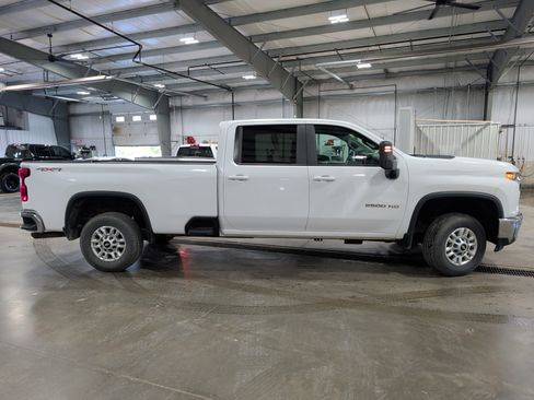Used 2020 Chevrolet Silverado 2500 LT AWD/4WD image 2