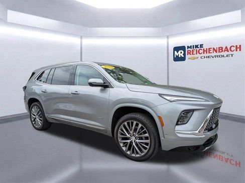 Used 2025 Buick Enclave Avenir w/ Super Cruise Package image 2