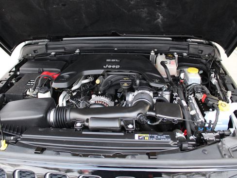 Used 2018 Jeep Wrangler Unlimited Sahara image 9