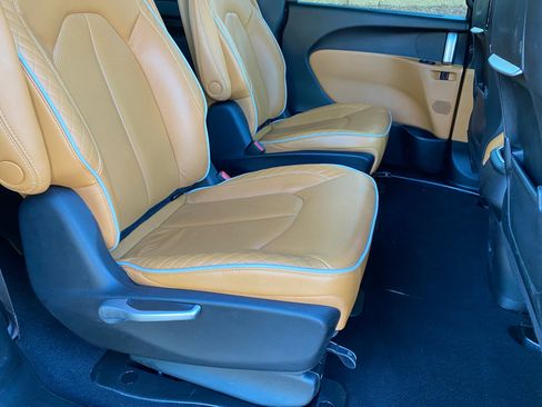 Used 2023 Chrysler Pacifica Pinnacle image 45