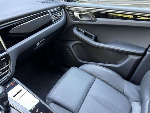 Used 2024 Porsche Macan image 28