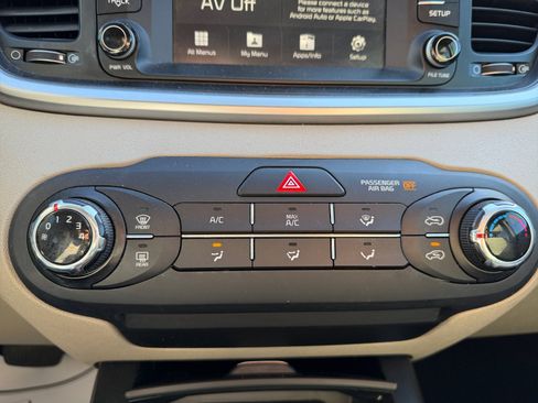 Used 2020 Kia Sorento LX image 11