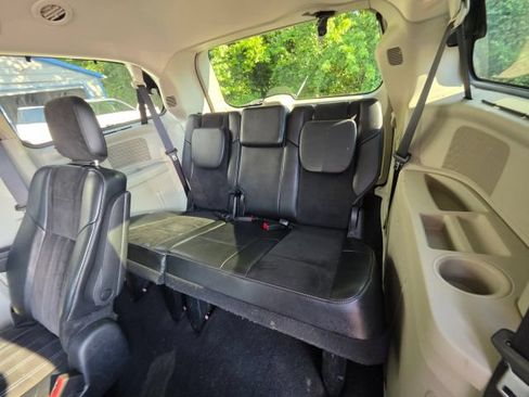Used 2014 Chrysler Town & Country Touring-L FWD image 20