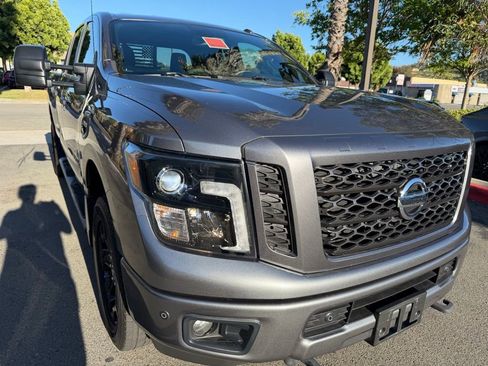 Used 2018 Nissan Titan SV w/ SV Convenience Package image 2