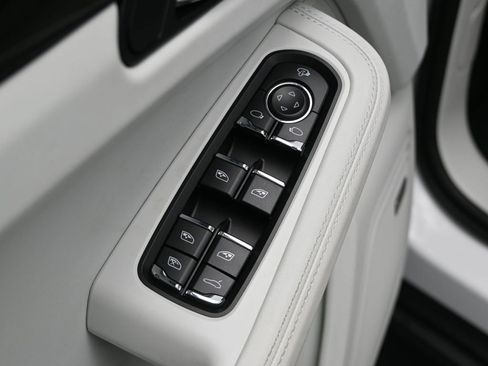 Certified 2025 Porsche Macan image 9