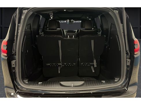 Used 2023 Chrysler Pacifica Limited w/ Uconnect Theater Family Group FWD image 26