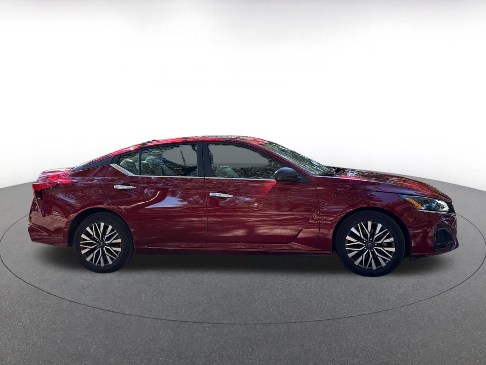 Used 2025 Nissan Altima 2.5 SV FWD image 13