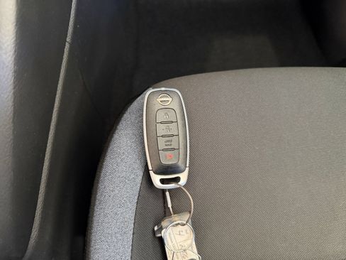 Used 2025 Nissan Versa SV FWD image 18