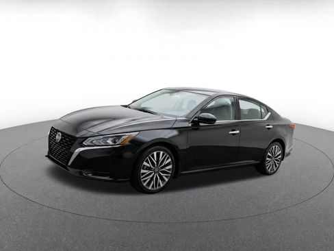 Used 2025 Nissan Altima 2.5 SV FWD image 3