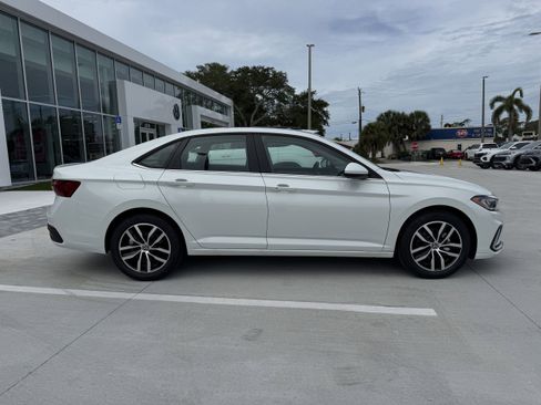 New 2025 Volkswagen Jetta SE image 2