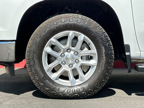 Used 2025 Chevrolet Silverado 1500 LT AWD/4WD image 25
