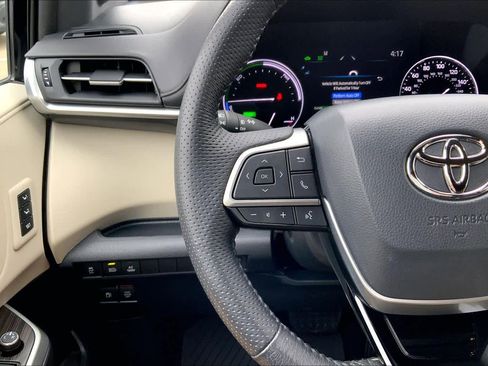 Used 2021 Toyota Sienna Limited image 24