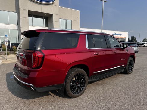 Used 2022 GMC Yukon XL SLT w/ SLT Premium Package AWD/4WD image 4