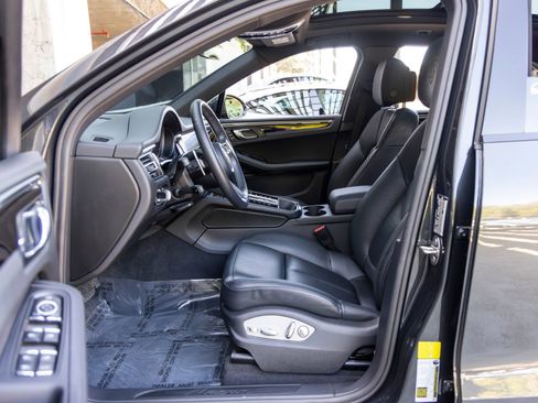 Certified 2024 Porsche Macan image 26
