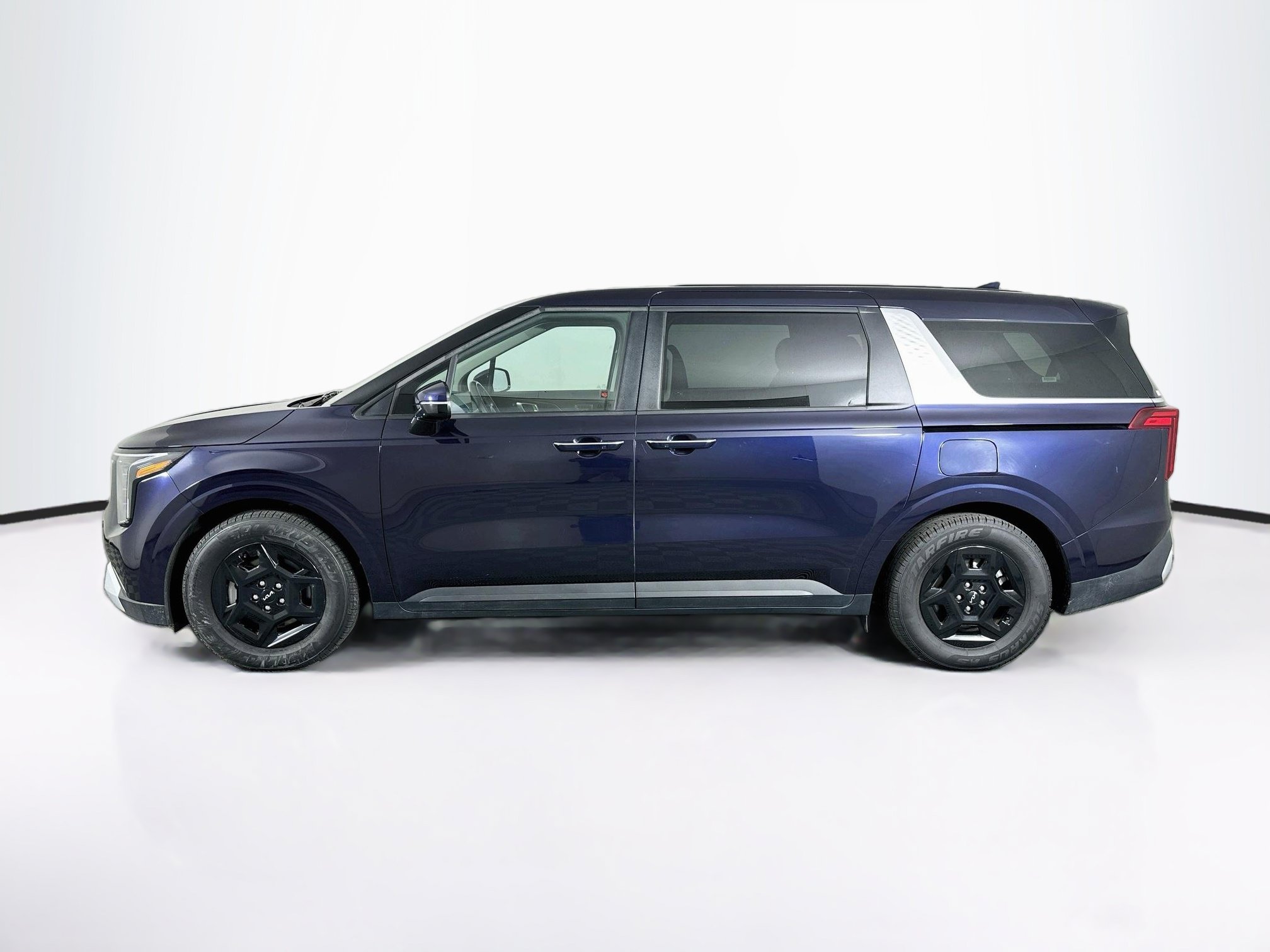 Used 2025 Kia Carnival FWD image 4