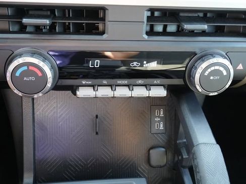 Used 2024 Toyota Tacoma TRD Off-Road AWD/4WD image 32