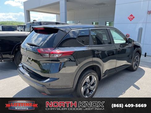 Used 2025 Nissan Rogue SV image 3