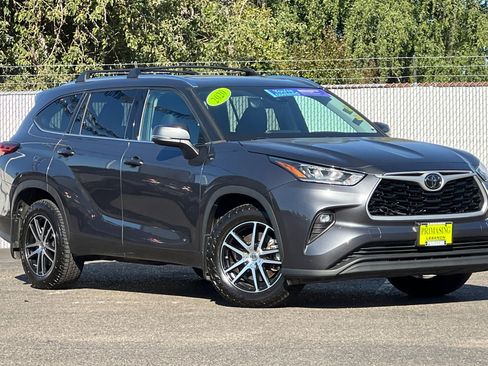 Used 2020 Toyota Highlander XLE image 2