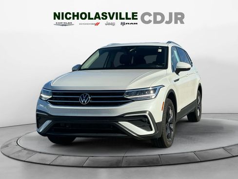 Used 2023 Volkswagen Tiguan SE w/ Panoramic Sunroof Package image 1