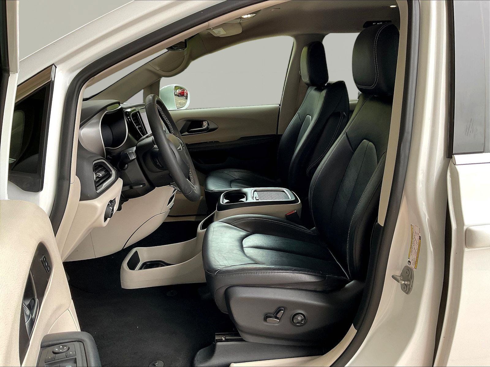 Used 2022 Chrysler Pacifica Touring-L FWD image 19
