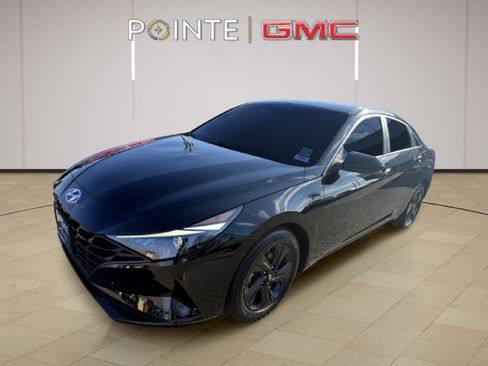 Used 2022 Hyundai Elantra SEL w/ Convenience Package image 3