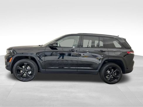 Used 2023 Jeep Grand Cherokee Limited w/ Luxury Tech Group II AWD/4WD image 2