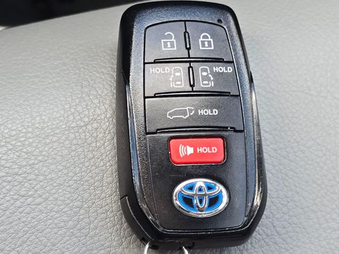 Used 2023 Toyota Sienna XLE AWD/4WD image 32