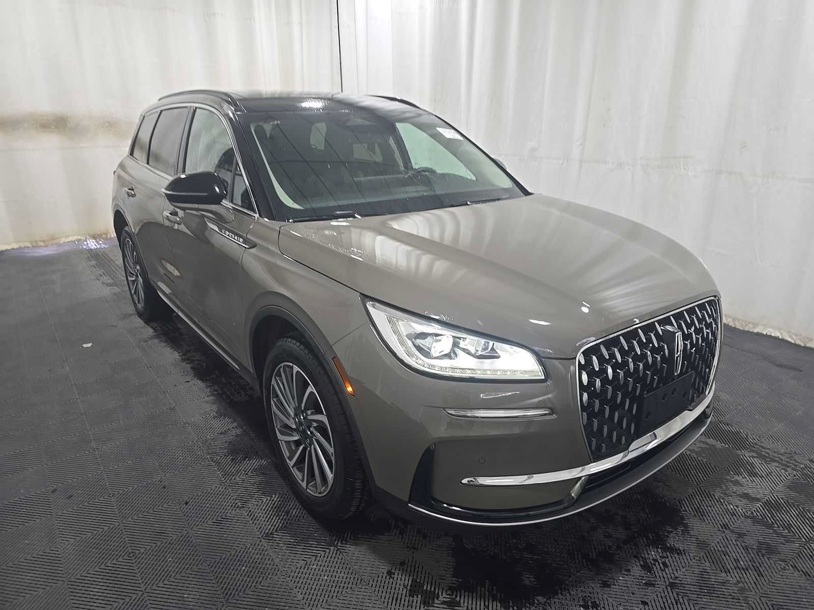 Used 2025 Lincoln Corsair Reserve w/ Rear Removable Package Tray AWD/4WD image 5